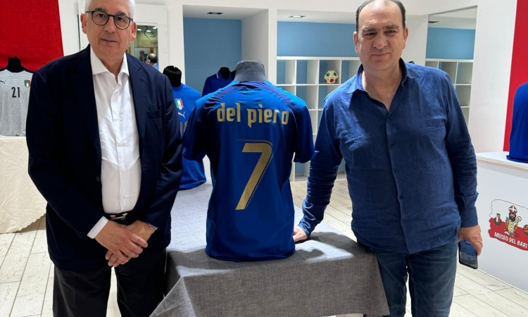 La Nazionale Italiana: il Presidente Vito Tisci visita la mostra di maglie e cimeli azzurri a Bari