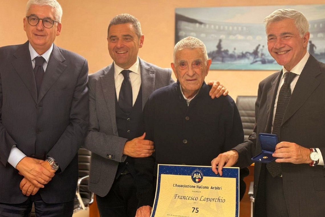 Francesco Loporchio festeggia 75 anni di tessera associativa nell’AIA di Bari: la LND Puglia celebra il suo traguardo fondato su dedizione e passione per lo sport